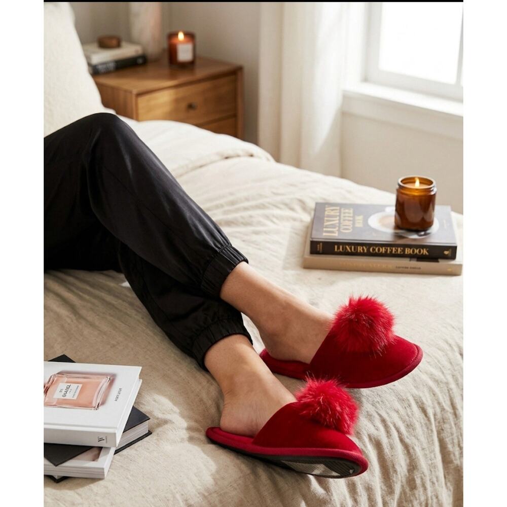 Victoria's Secret Faux Fur Red Velvet Pom Pom Slippers Size M 7-8 Brand New